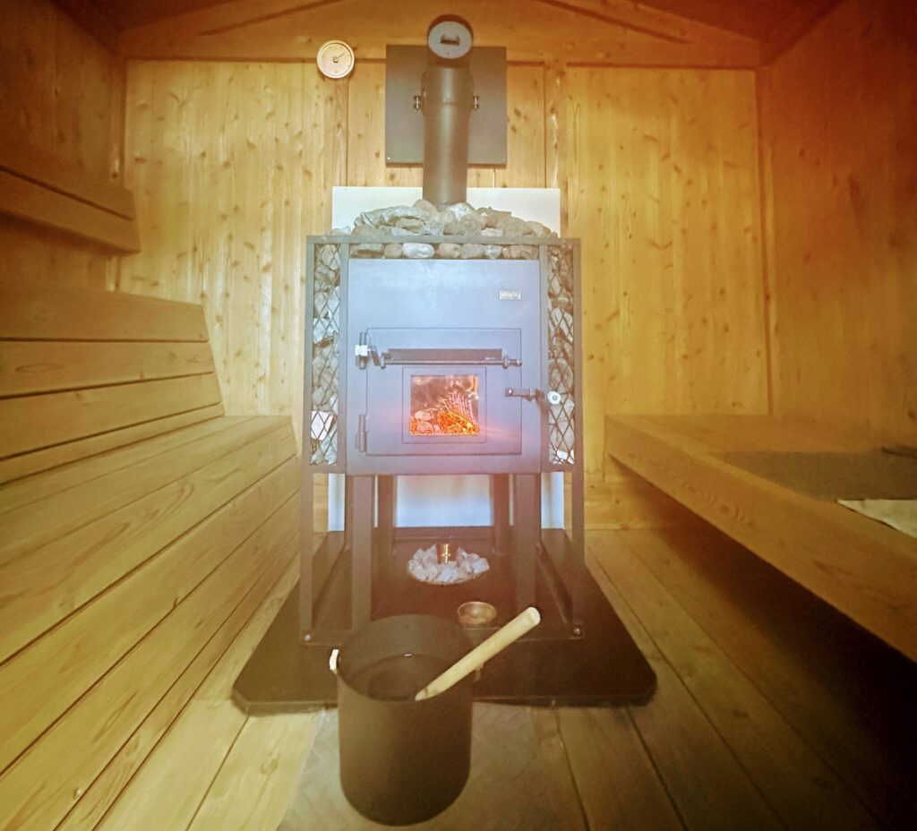 ケンズメタルワーク製の特注薪ストーブが鎮座する88PEAKSのサウナ室内部