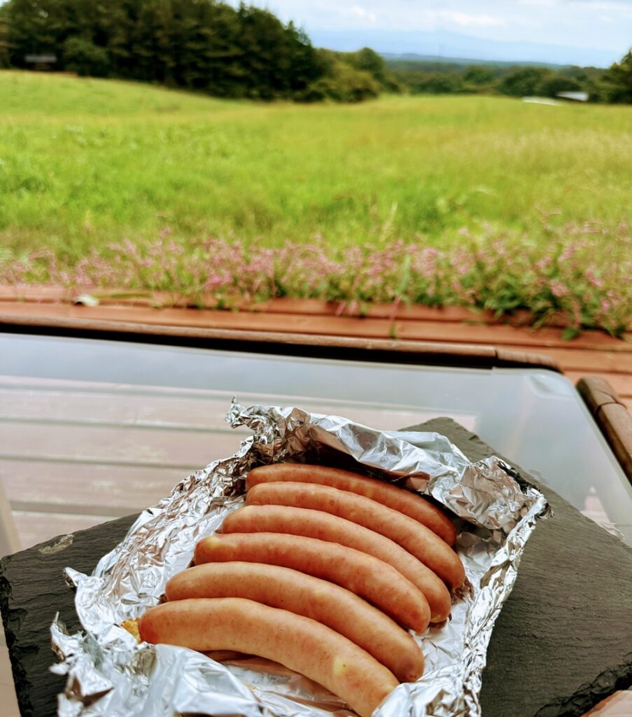 Quiet Storm Nasuで体験できるサウナ飯「サウナマッカラ」。アルミホイルで包みサウナストーンで焼いたソーセージ。