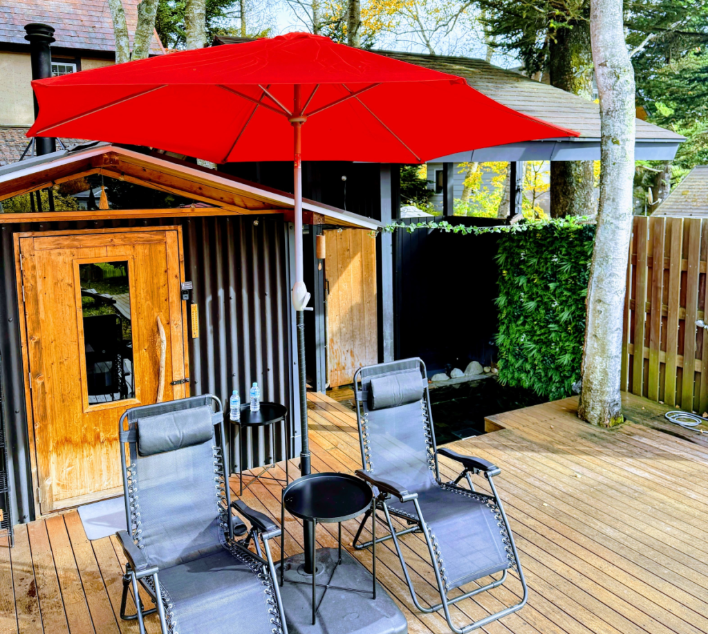 88PEAKS(エイトピークス)のサウナの入り口と清里の美しい白樺林