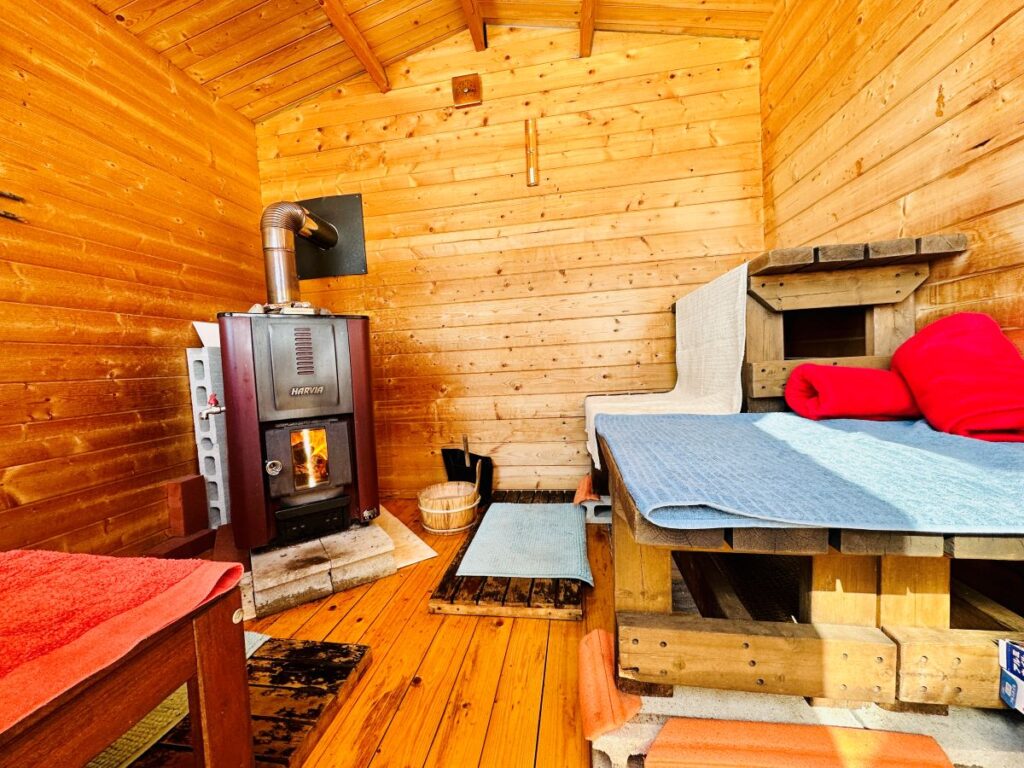 「Quiet Storm Nasu」のサウナ室内部。希少なHARVIA(ハルビア)製の薪ストーブが設置され、木の温もりがあるログハウス風の空間。
