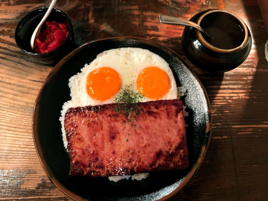 八ヶ岳の名店「ヴィラ・アフガン」のショルダーベーコンとエッグのカレー