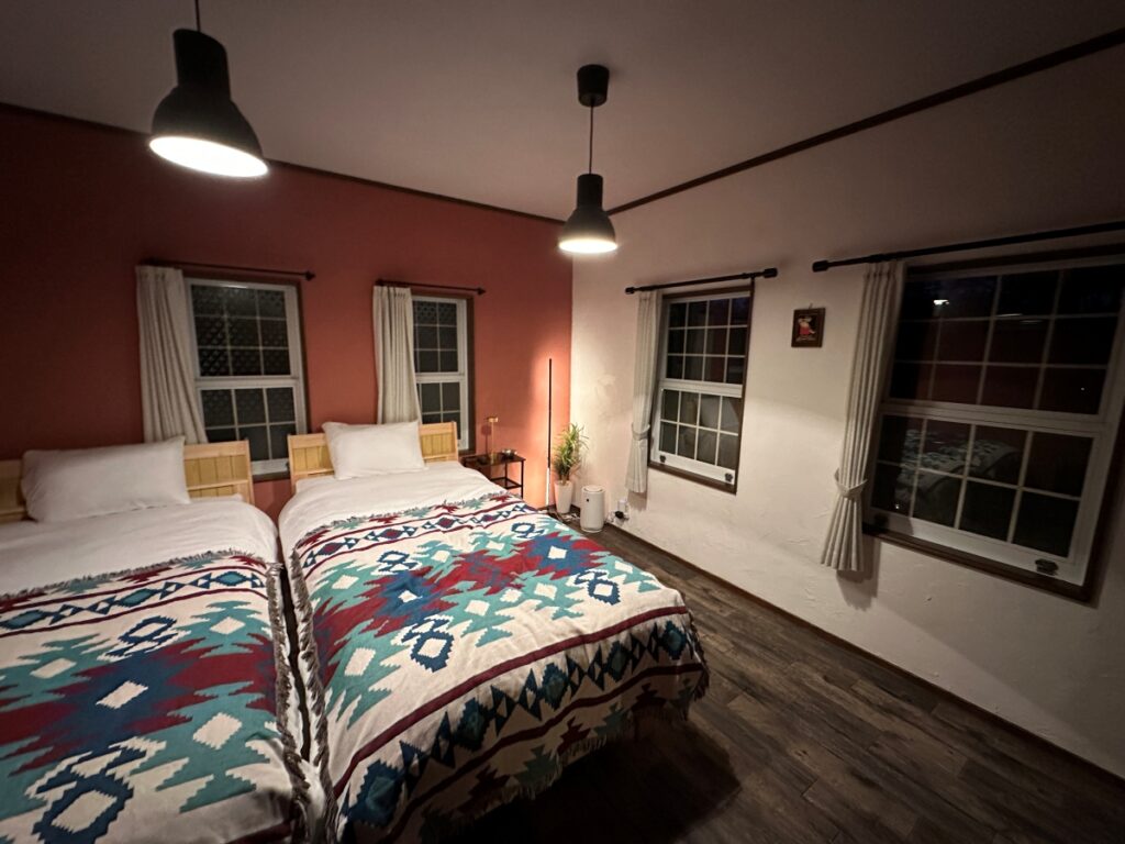 88PEAKSのゲストハウス内にある清潔で心地よいベッドルーム