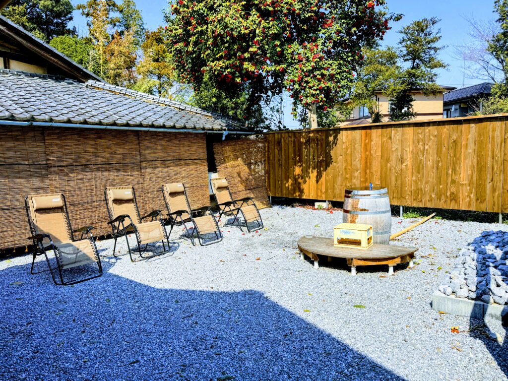 第5章の見出し画像。砂利が敷かれた屋外休憩エリアに、リクライニングされた4脚のインフィニティチェアが並んでいる風景。