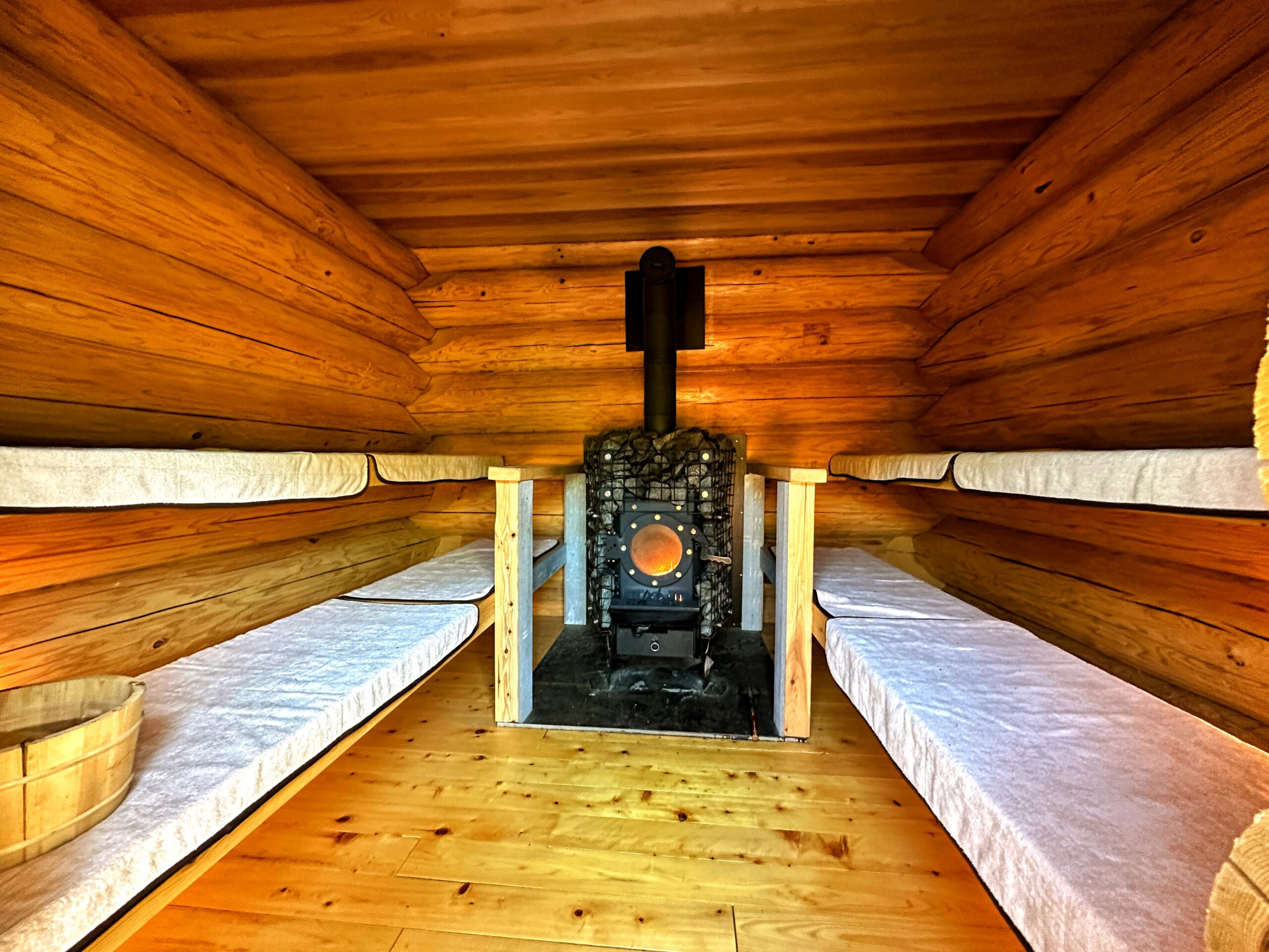 サウナの森 水沼ヴィレッジ ログサウナ小屋内部