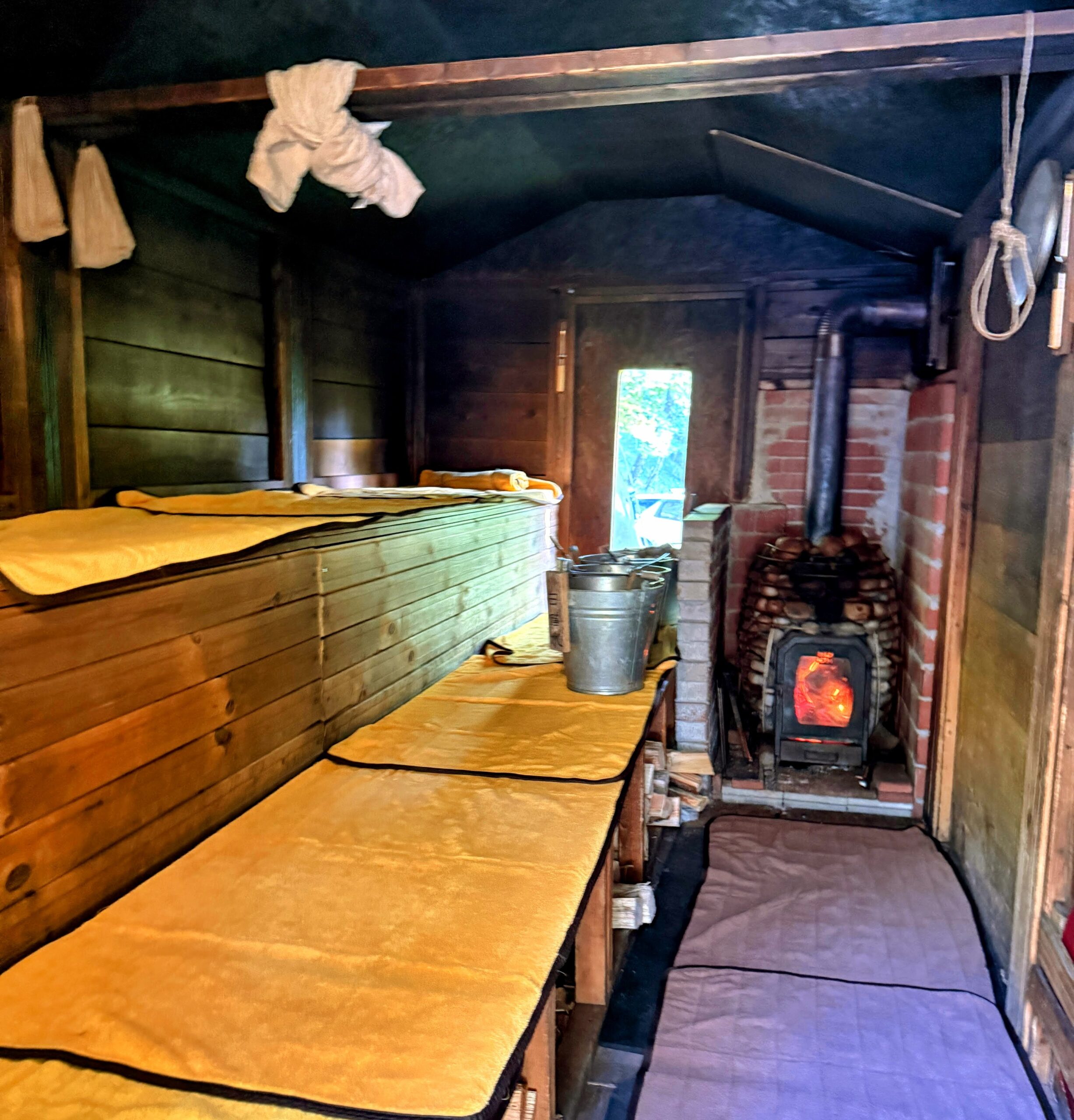 八千穂SAUNA 小屋サウナ内部 薪ストーブとベンチ