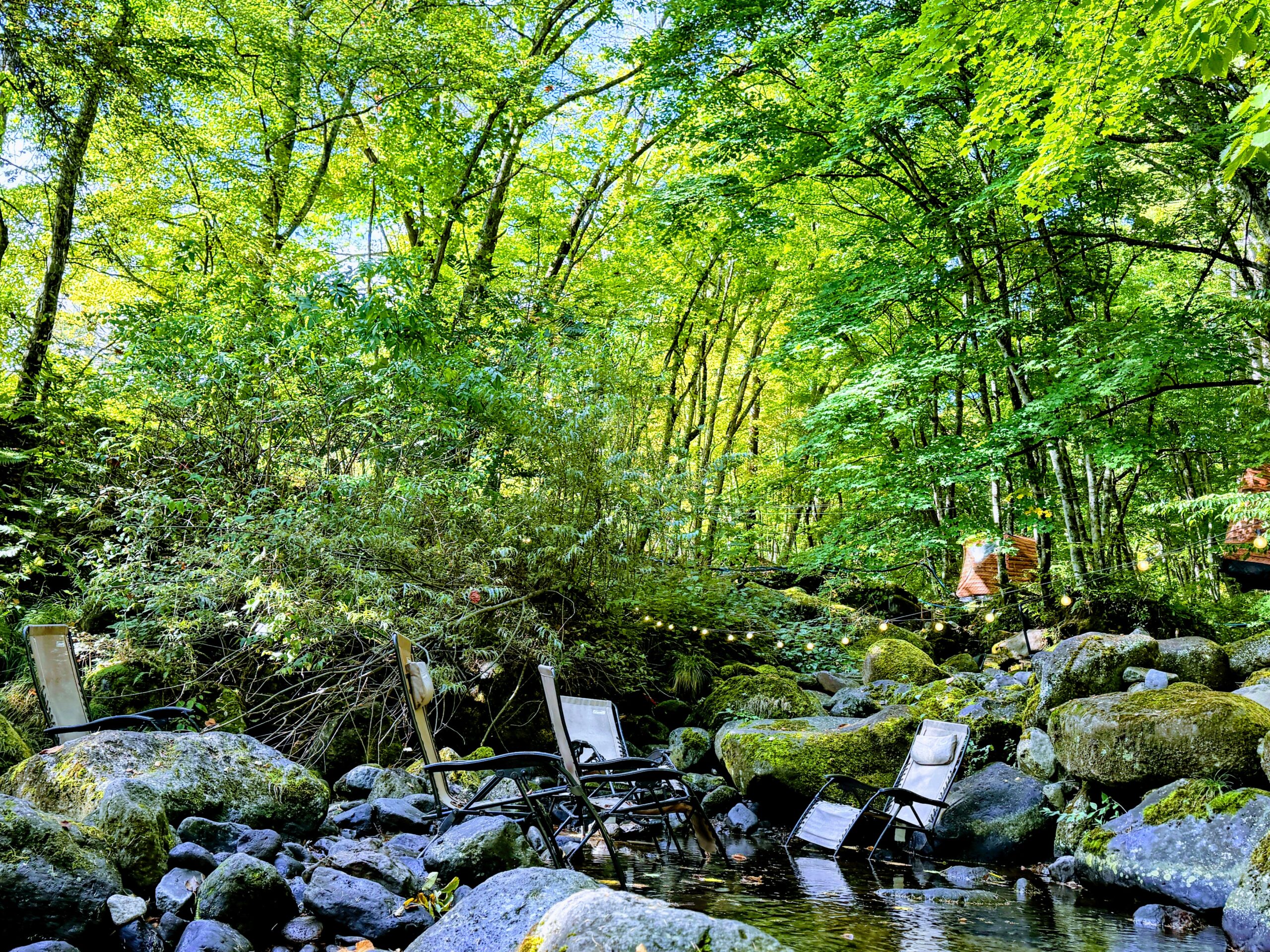 八千穂SAUNA 川沿いの外気浴スペース インフィニティチェアと渓流