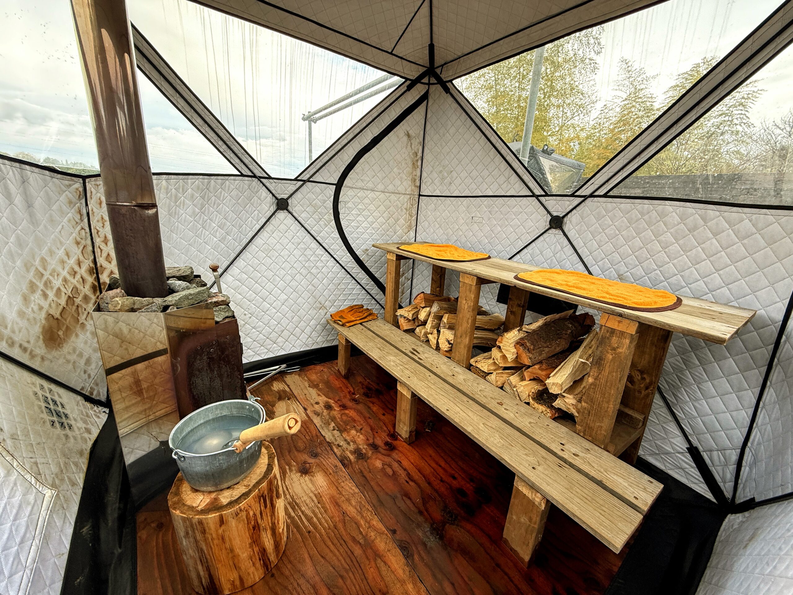 サバンナ箱根 テントサウナ内部 ベンチと薪ストーブ