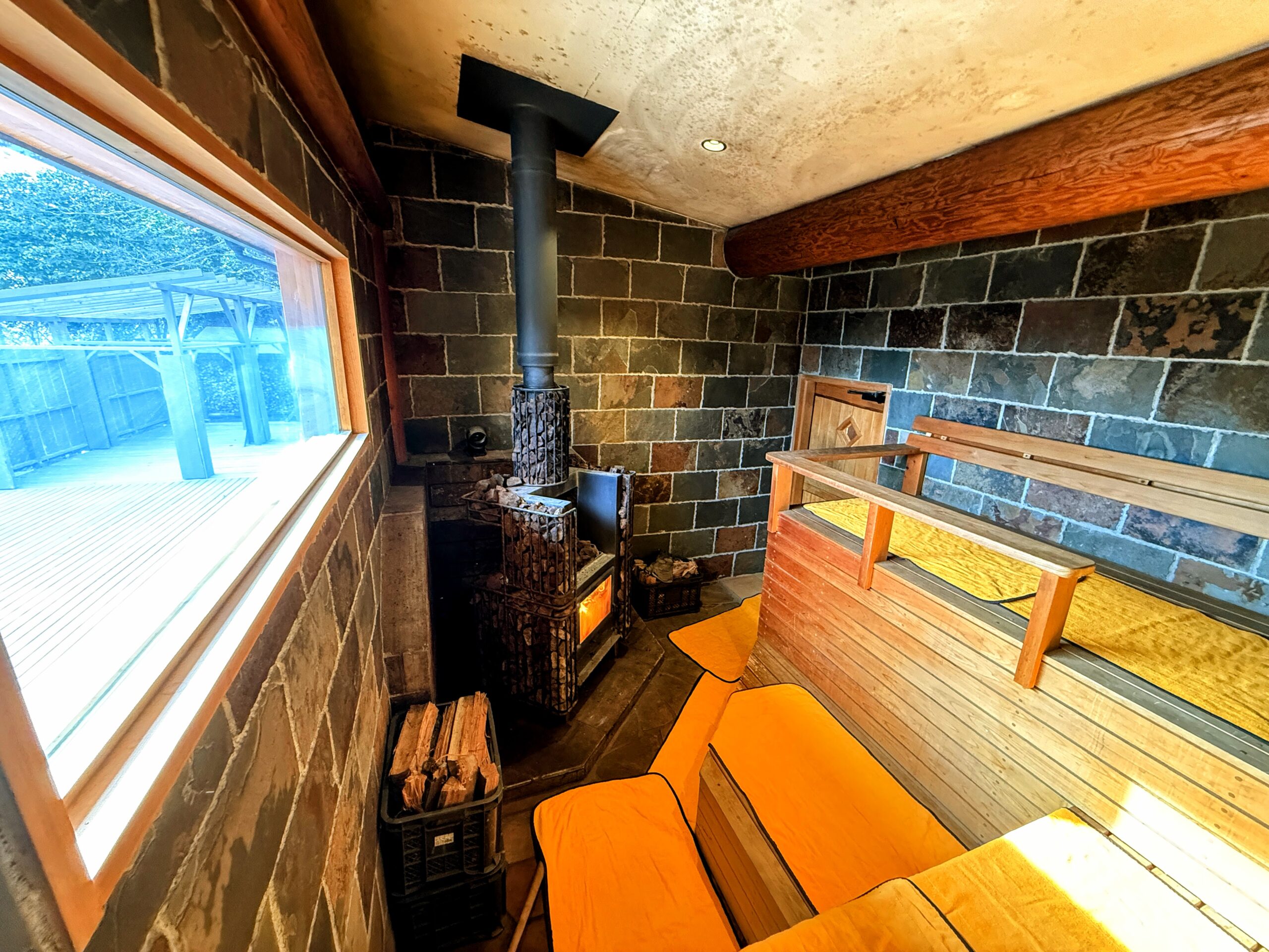 AKAGI LOG INN ログサウナの室内と薪ストーブ