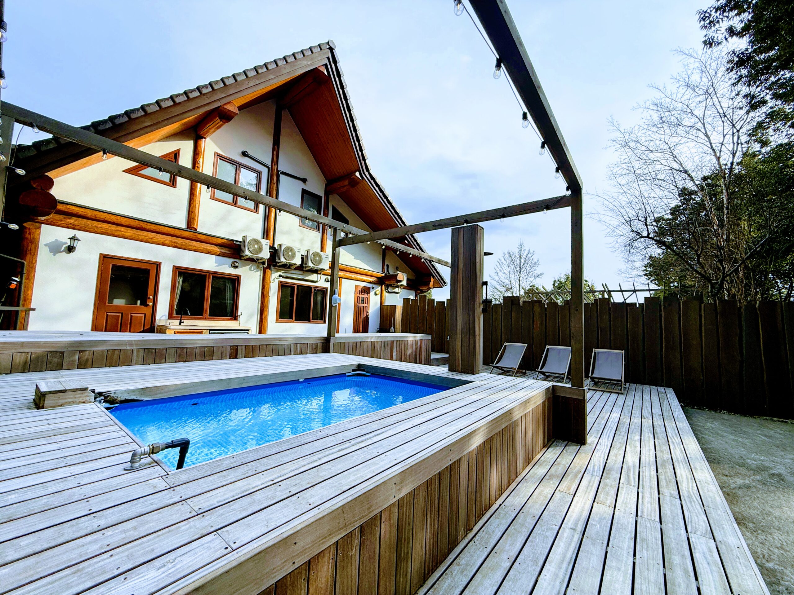 AKAGI LOG INN ログサウナの外気浴デッキと屋外プールの水風呂