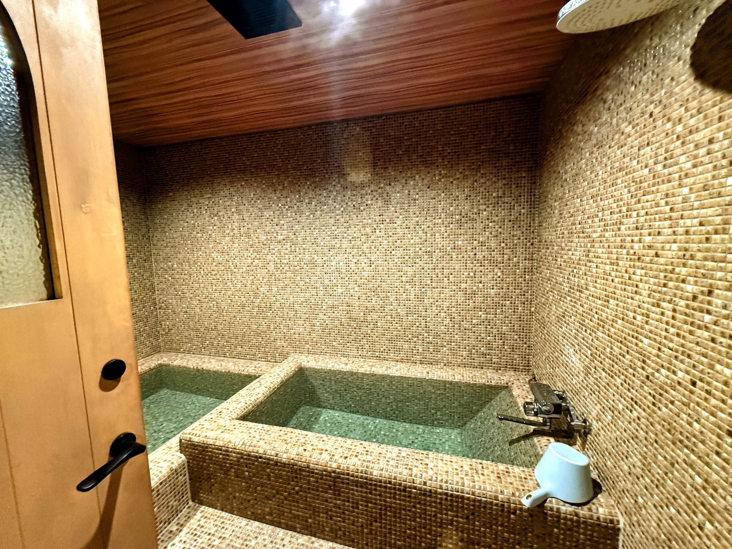 AKAGI LOG INN カントリーサウナのタイル張り水風呂