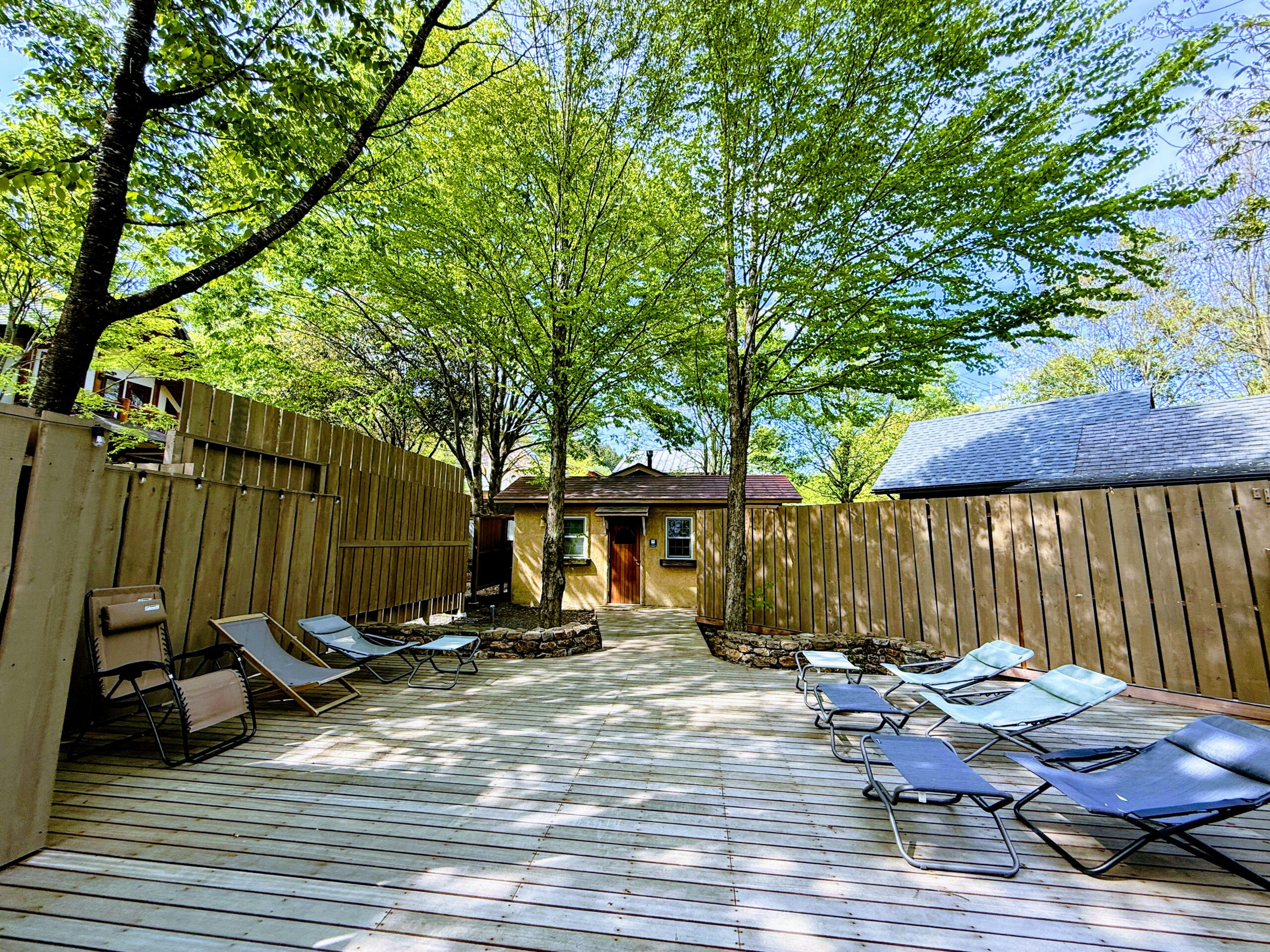 AKAGI LOG INN 新緑に囲まれた外気浴ウッドデッキ