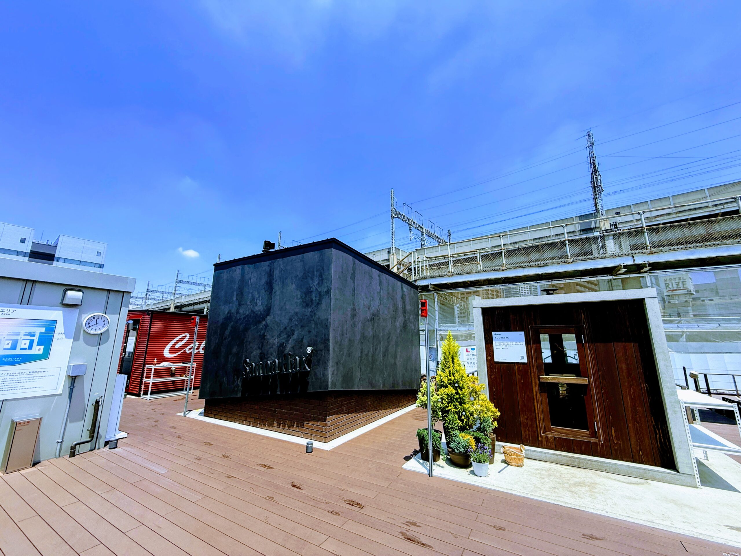 リトルリトリートデポ サウナ小屋が並ぶウッドデッキ