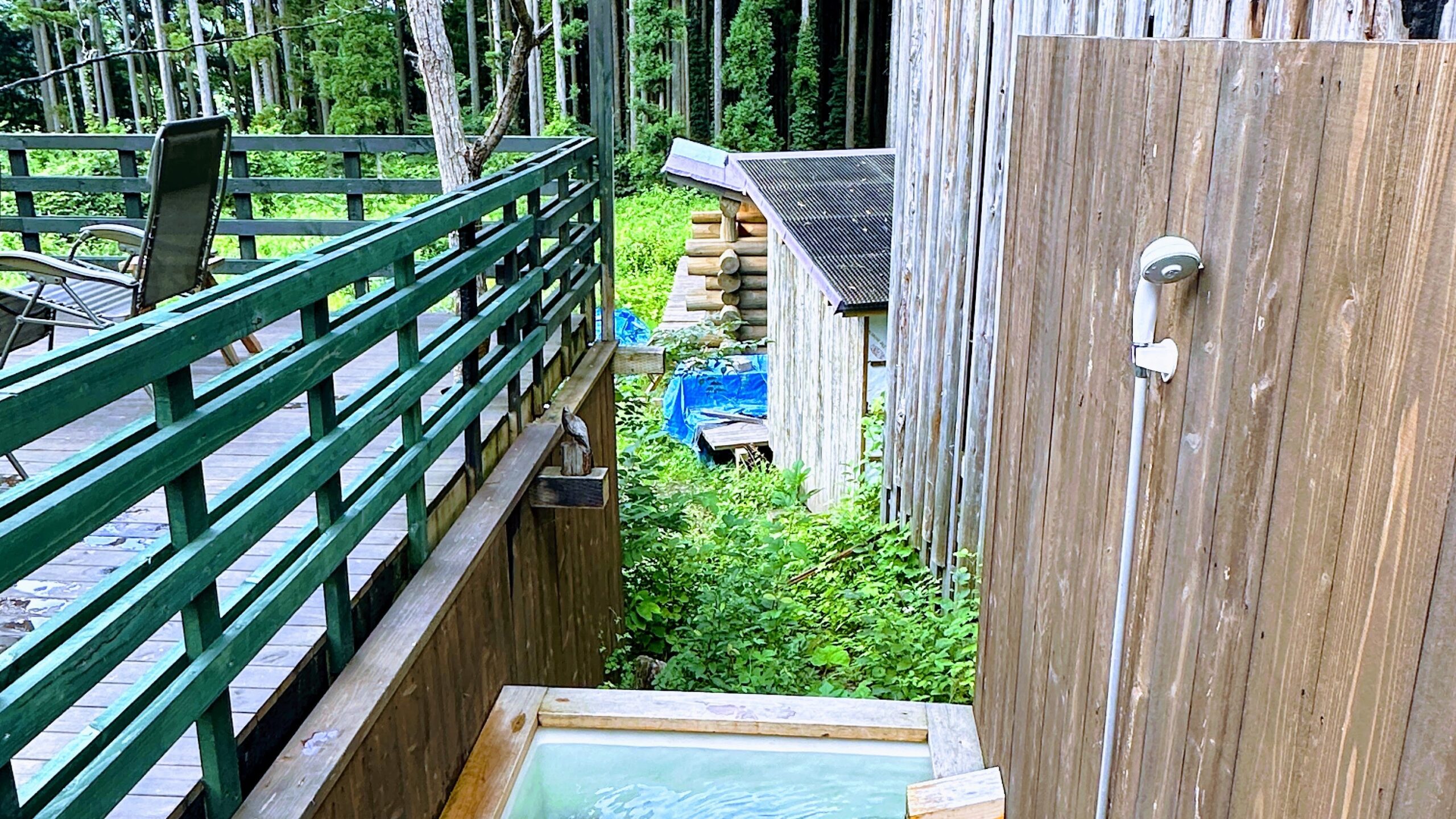 しぇろくまサウナ 屋外の水風呂とシャワー、森の眺め