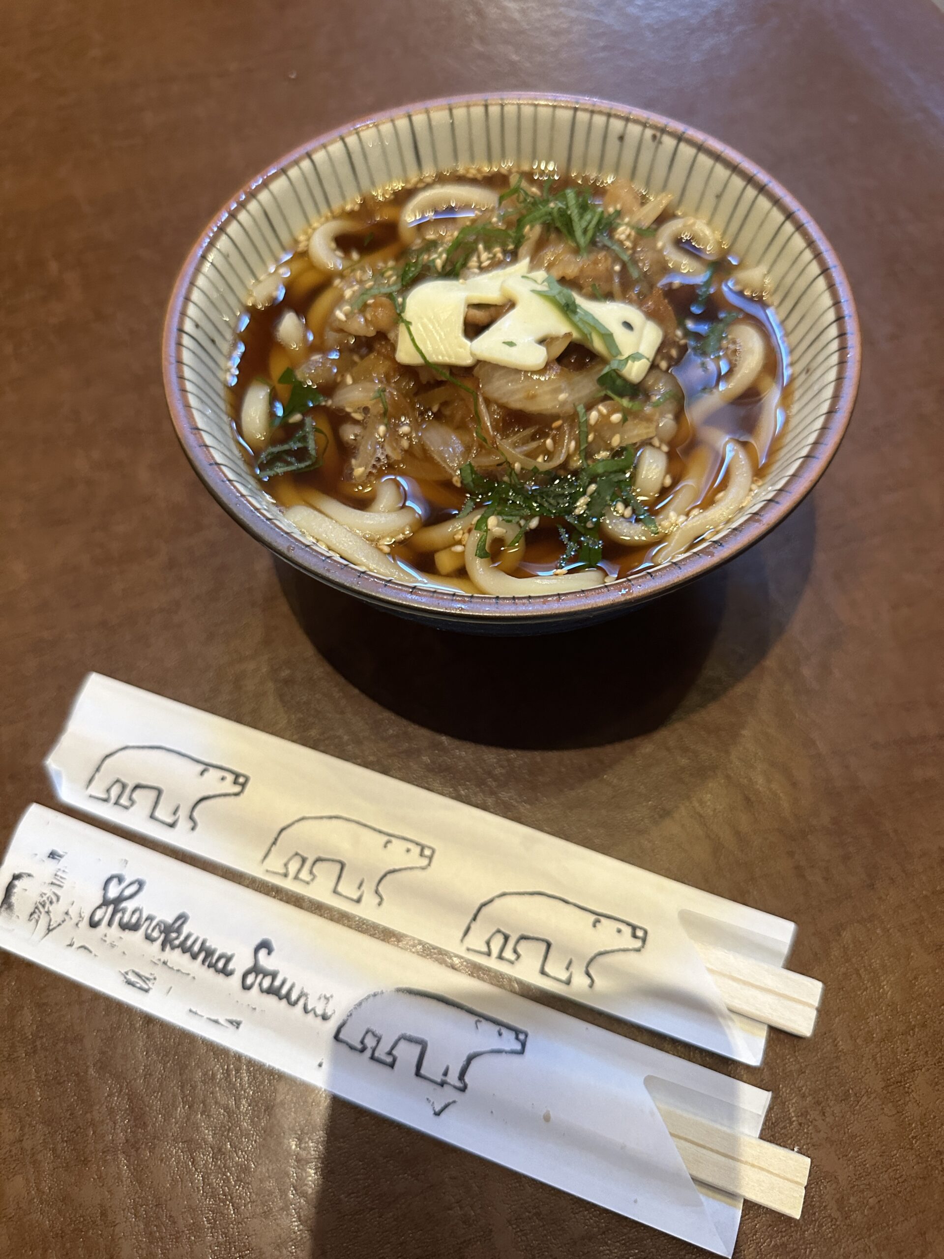 しぇろくまサウナ&カフェ しろくまの飾りがのったサ飯のうどん