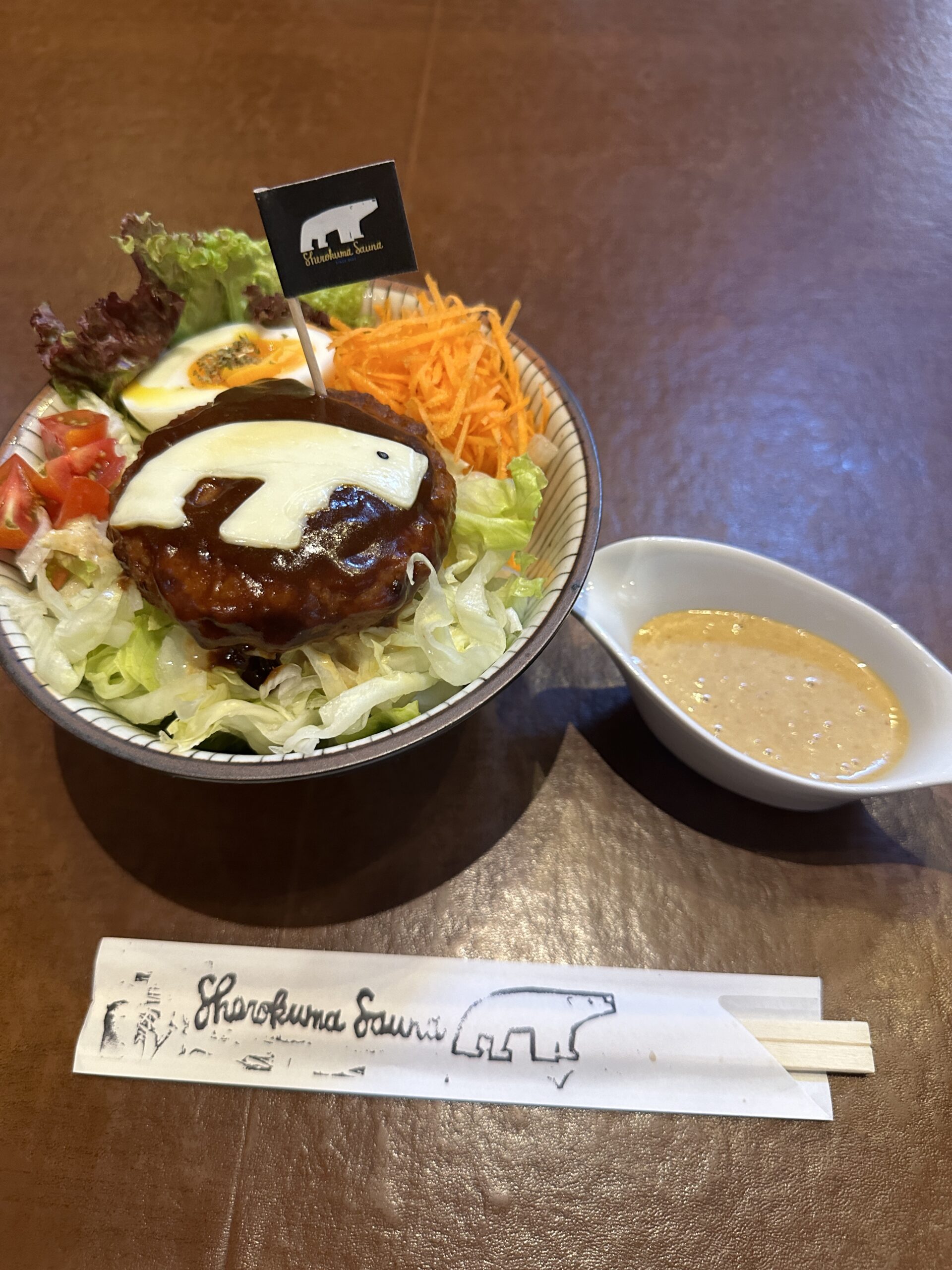 しぇろくまサウナ&カフェ しろくまモチーフのロコモコ風ハンバーグサラダボウル