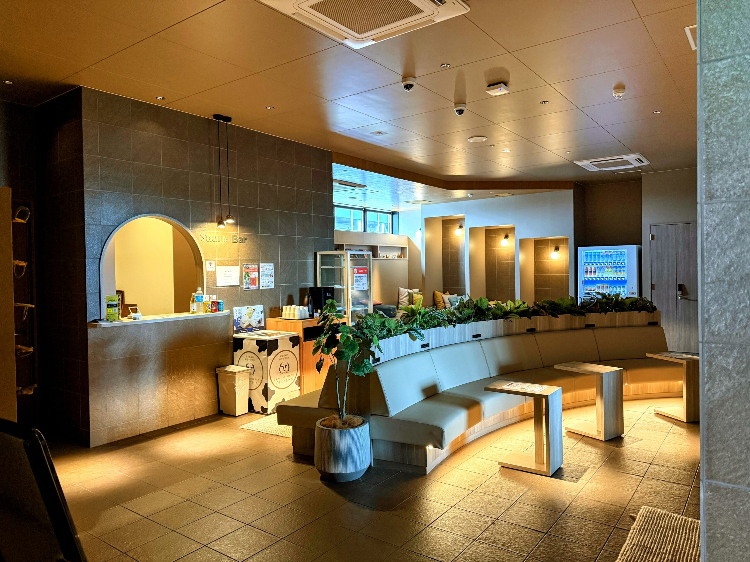 常総ONSEN&SAUNA お湯むすび 男女共用サウナエリア内のSAUNA Barスペース
