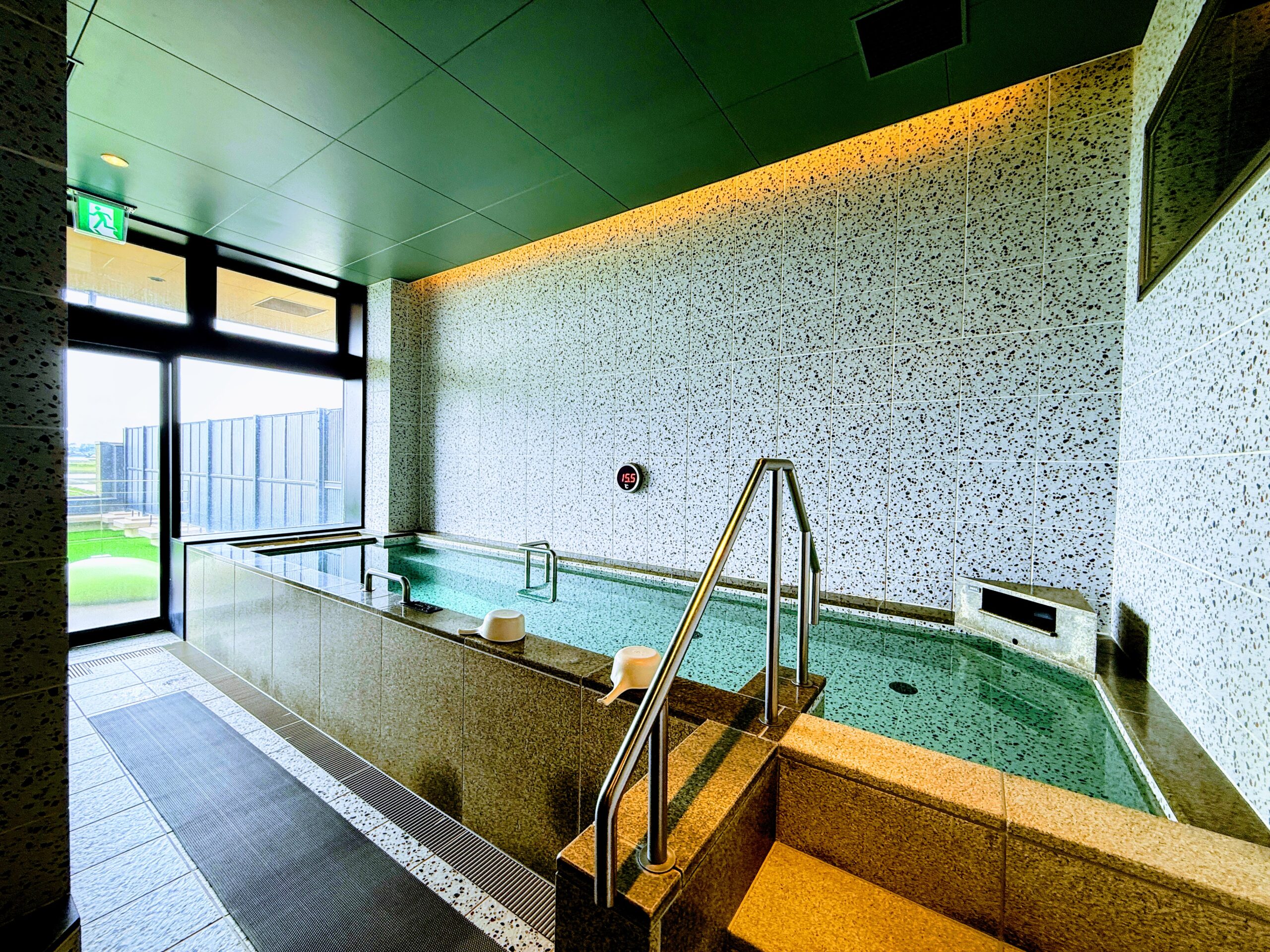 常総ONSEN&SAUNA お湯むすび 大きな窓から芝生を望む水風呂