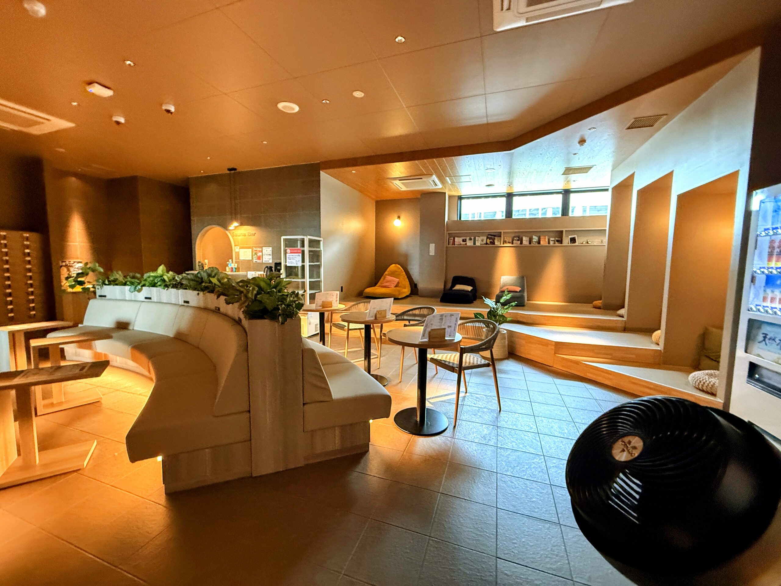 常総ONSEN&SAUNA お湯むすび おしゃれな館内休憩ラウンジ