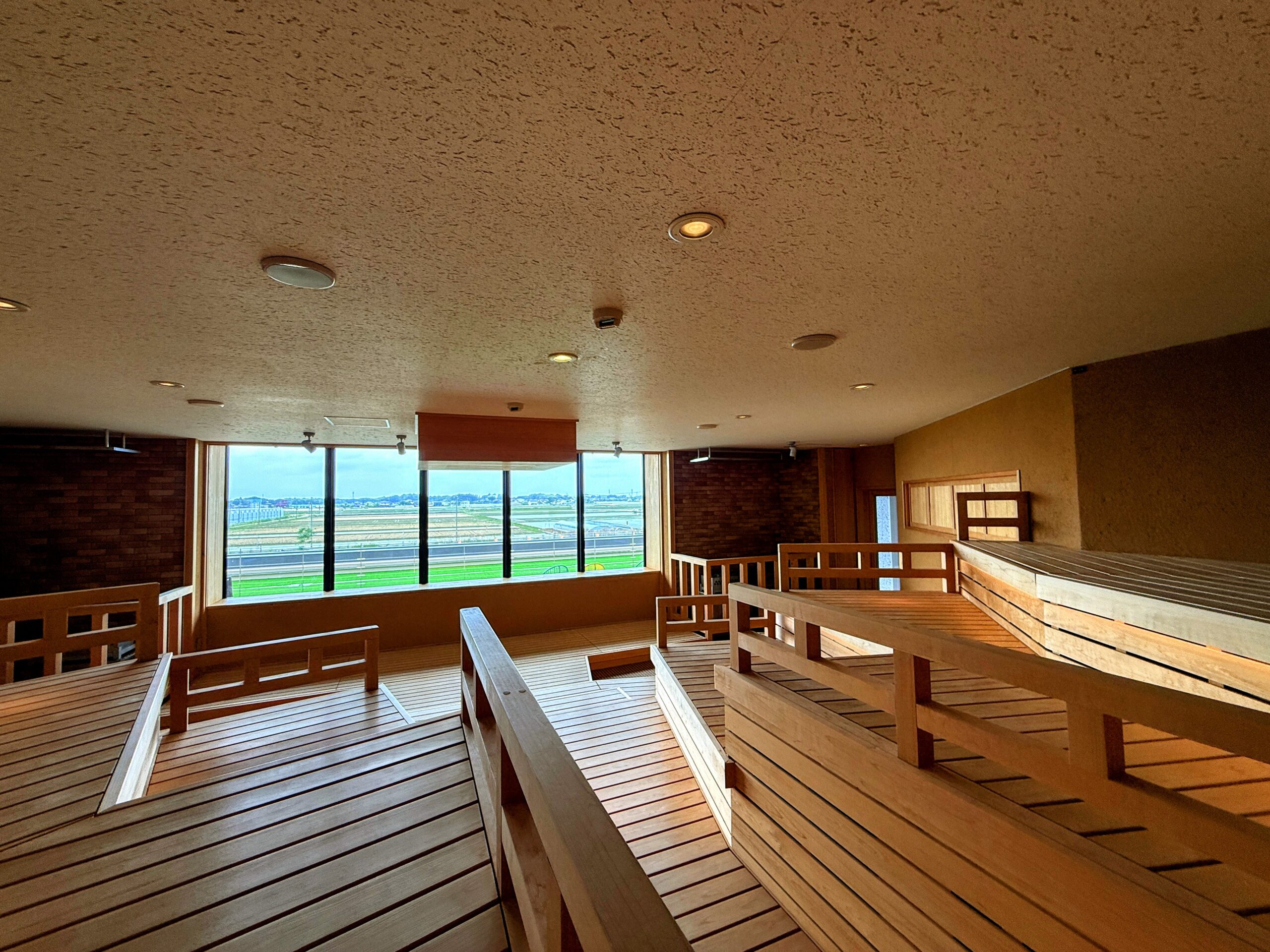 常総ONSEN&SAUNA お湯むすび 田園を望む大型サウナ室