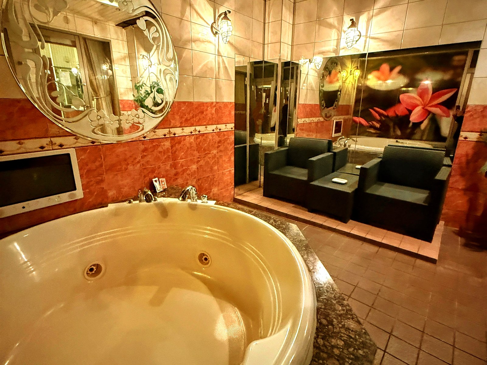HOTEL Espana 220号室の休憩スペース。ジャグジーの横に置かれたしっかりしたチェア2脚