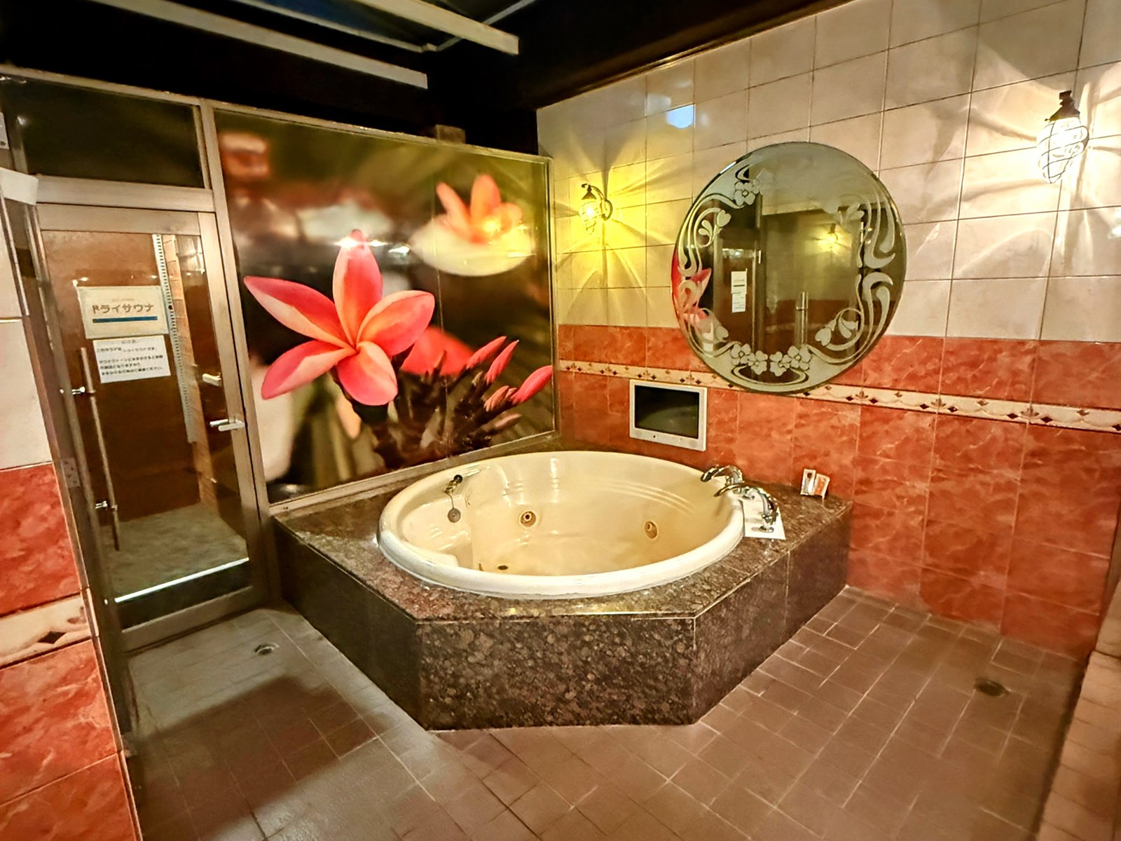 HOTEL Espana 220号室の露天タイプのバスタブ水風呂とドライサウナの入口