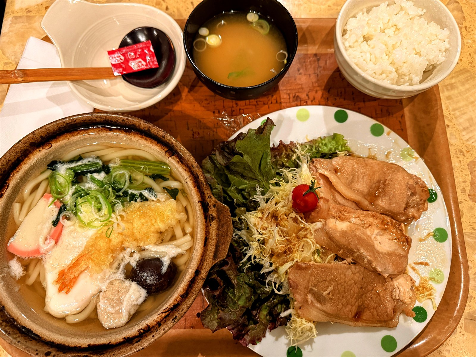 HOTEL Espanaのお部屋で食べた鍋うどんと豚肉のプレート、ごはん、味噌汁のサ飯