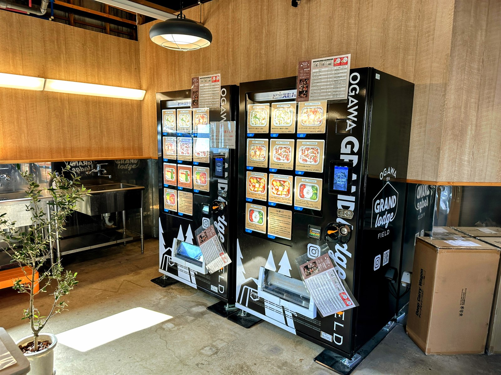 ogawa GRAND lodge FIELDの炊事場に設置された料理の自動販売機。SUMI TERRACEのメニュー