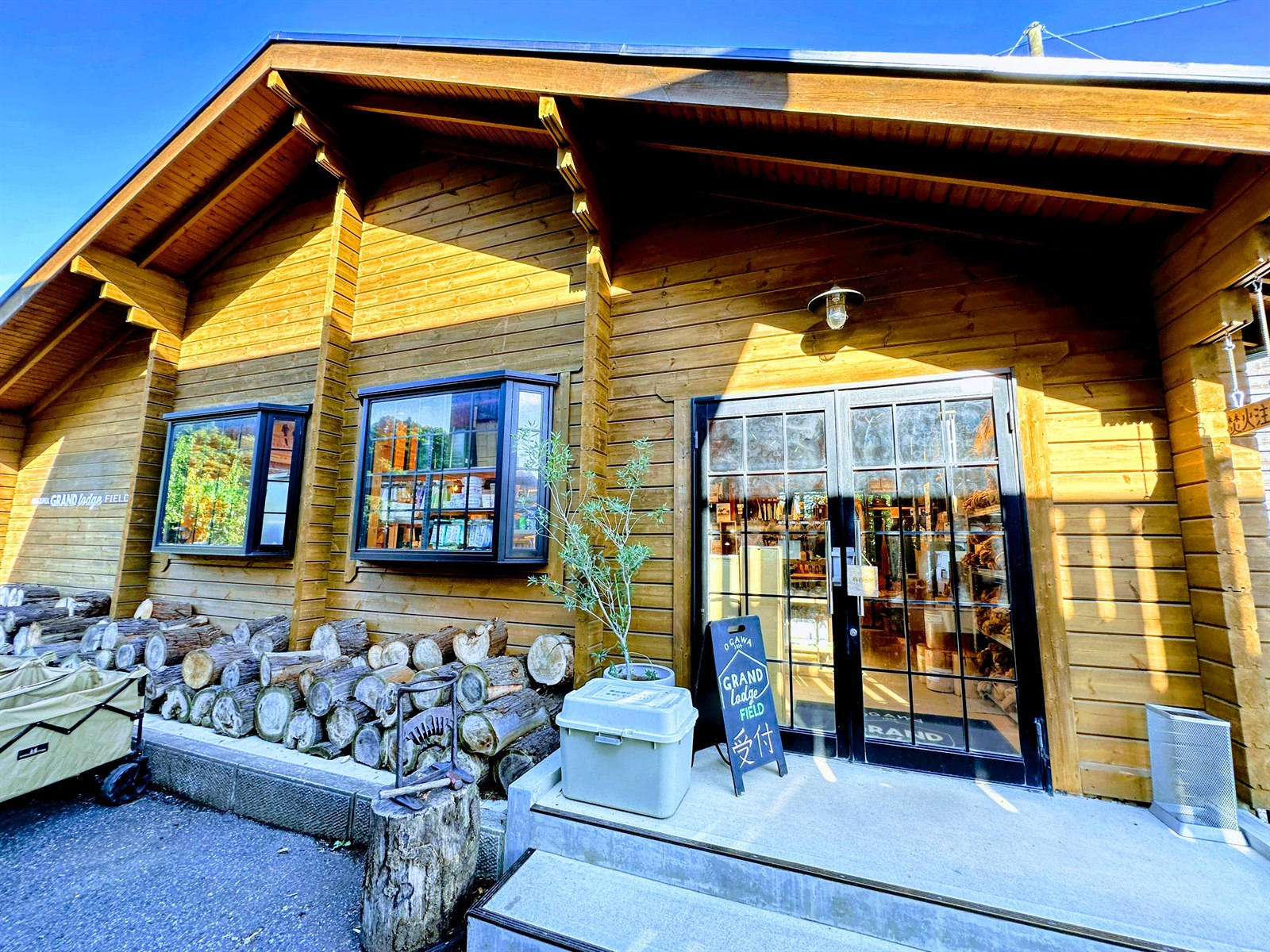 ogawa GRAND lodge FIELDの管理棟・受付。ログハウス調のおしゃれな建物