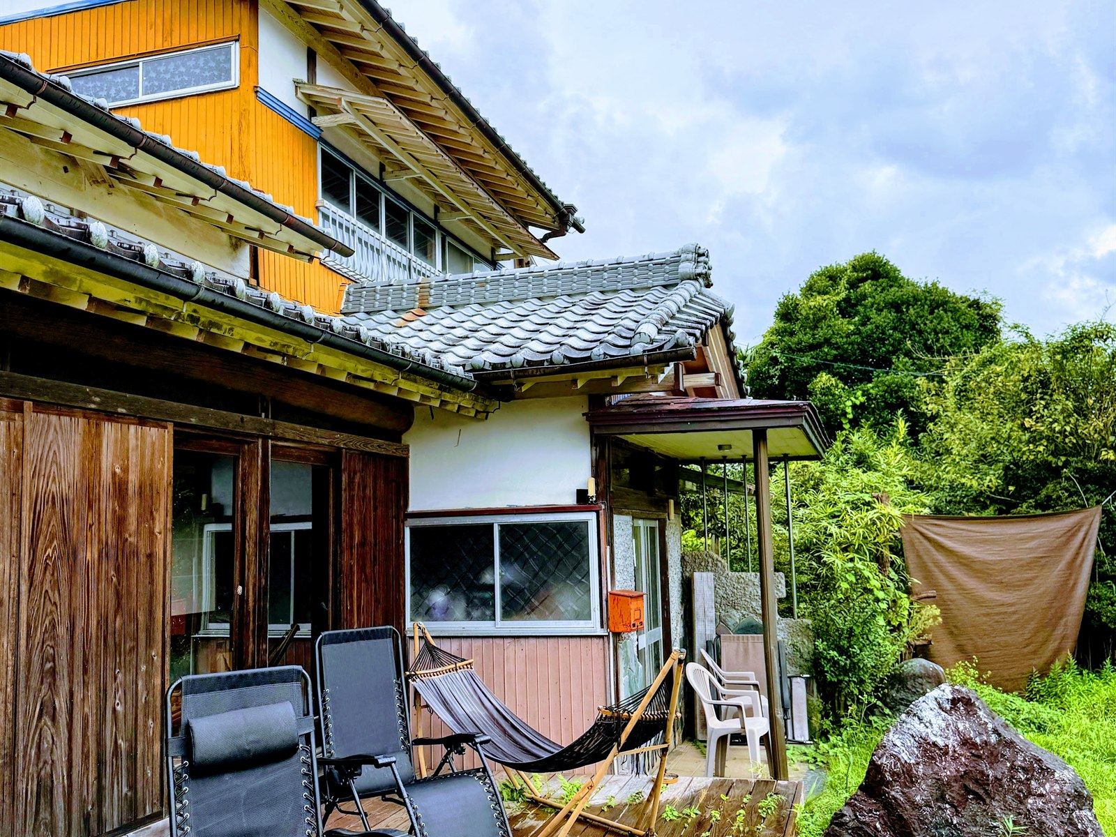 LEPO by takivillageの外気浴スペース。ウッドデッキにインフィニティチェアとハンモックが並ぶ
