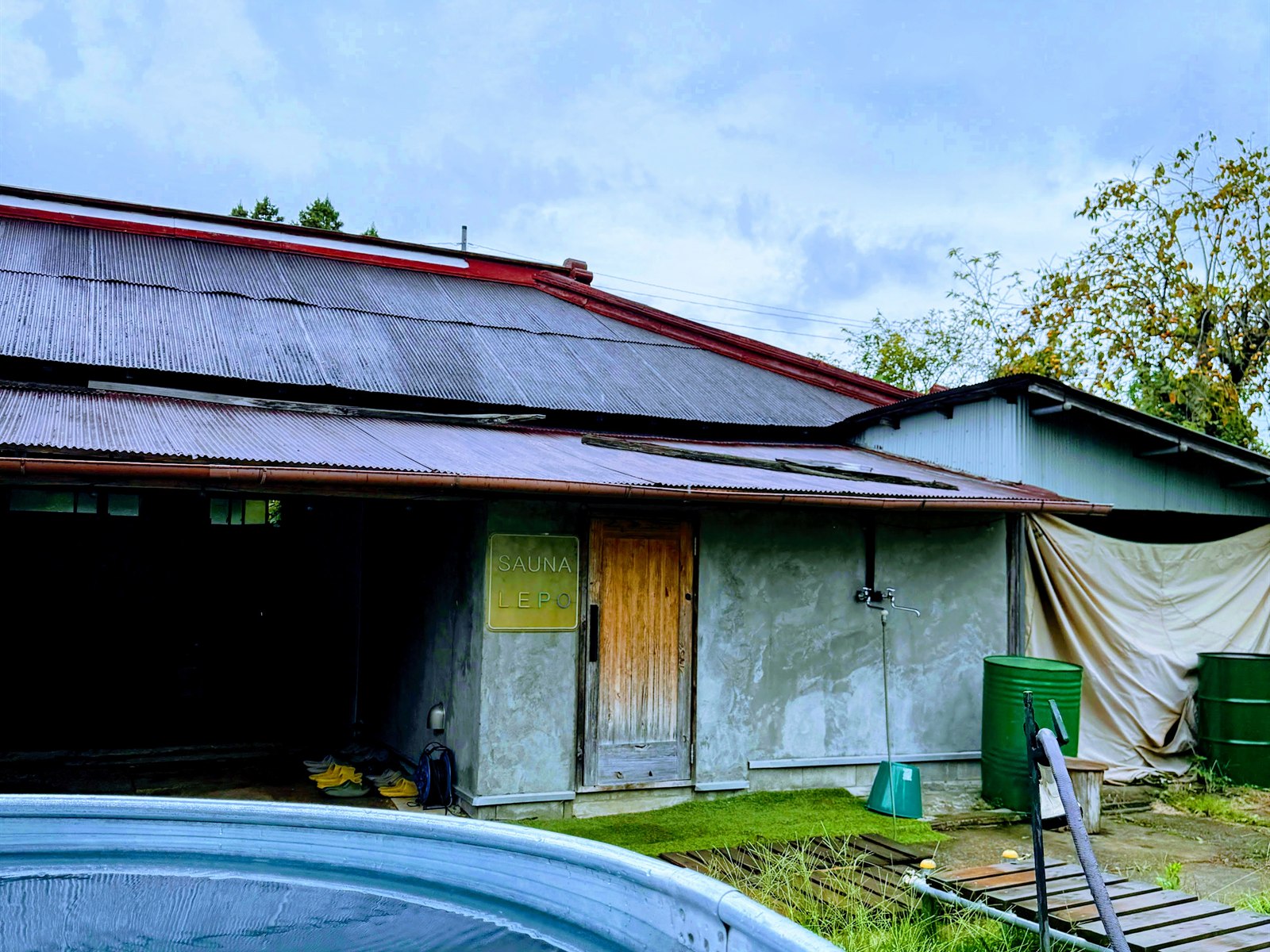 LEPO by takivillageのサウナ小屋の入口。「SAUNA LEPO」の看板と木の扉