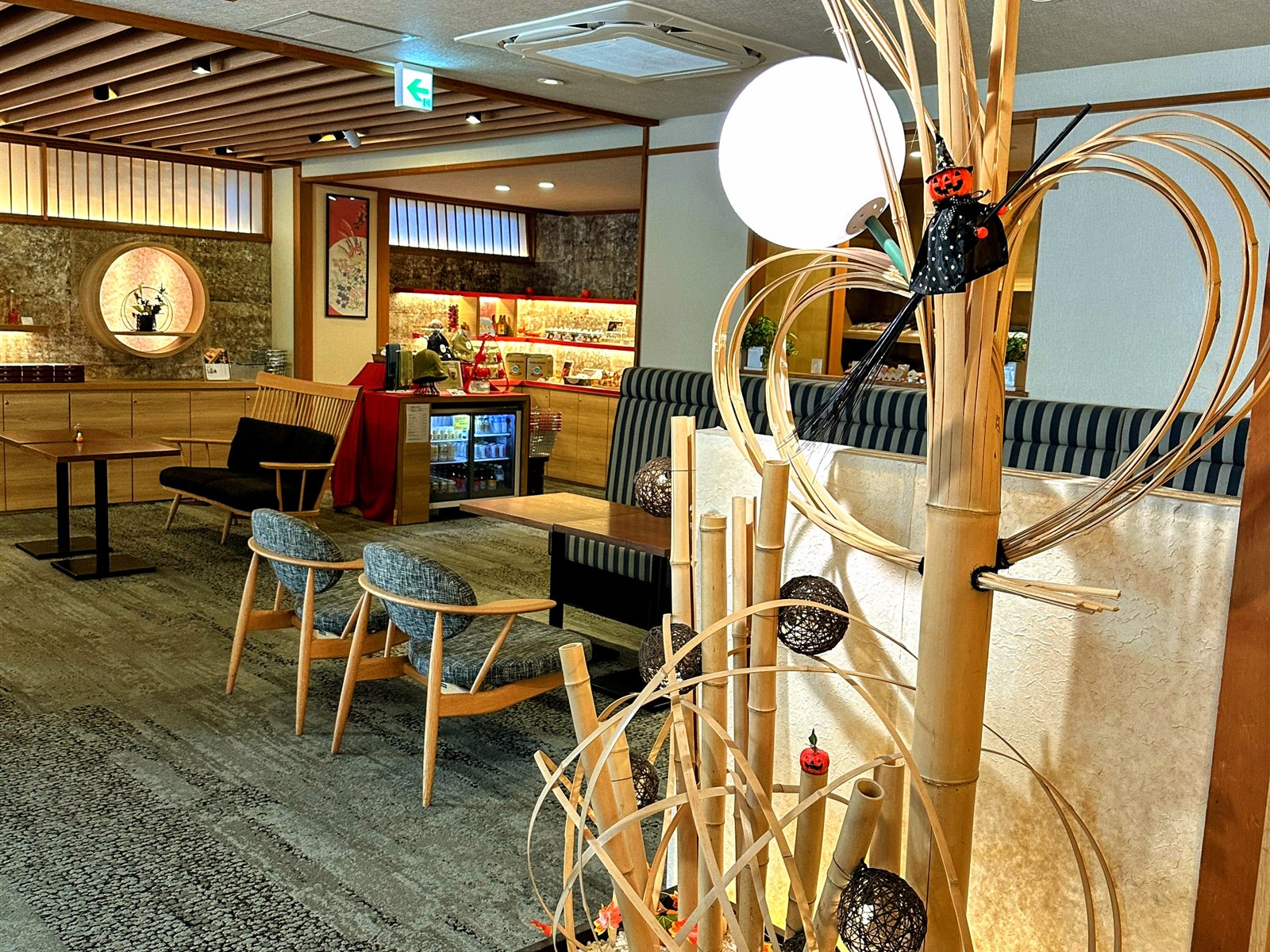 春蘭の宿さかえやの館内。和の設えのラウンジと売店、竹のオブジェ