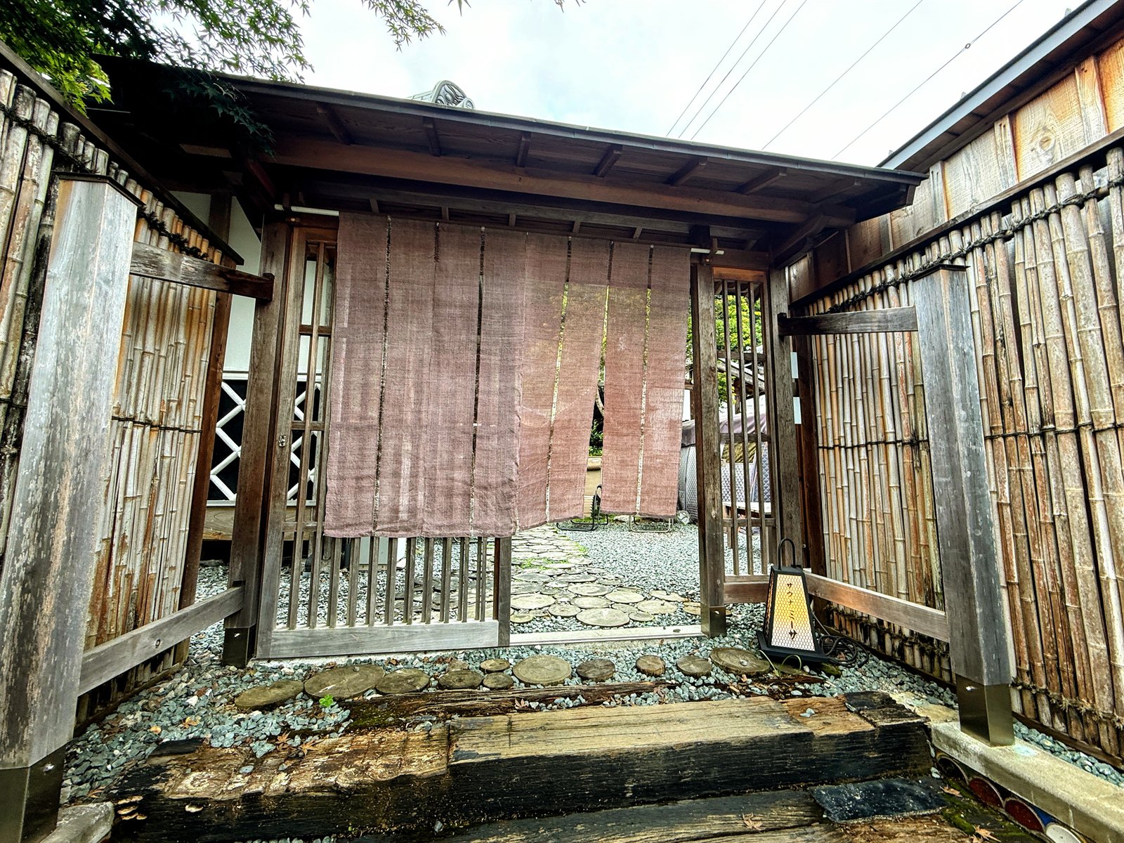 sauna MYSAの暖簾と行灯が迎える入口