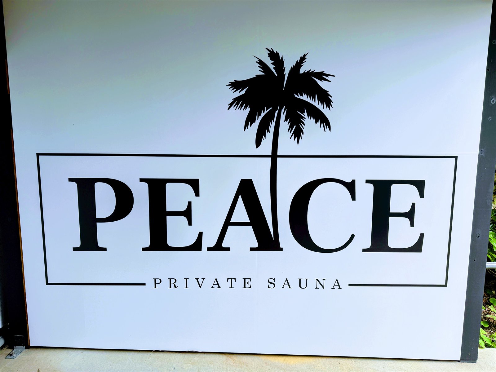 ヤシの木をあしらったPEACEのロゴサイン