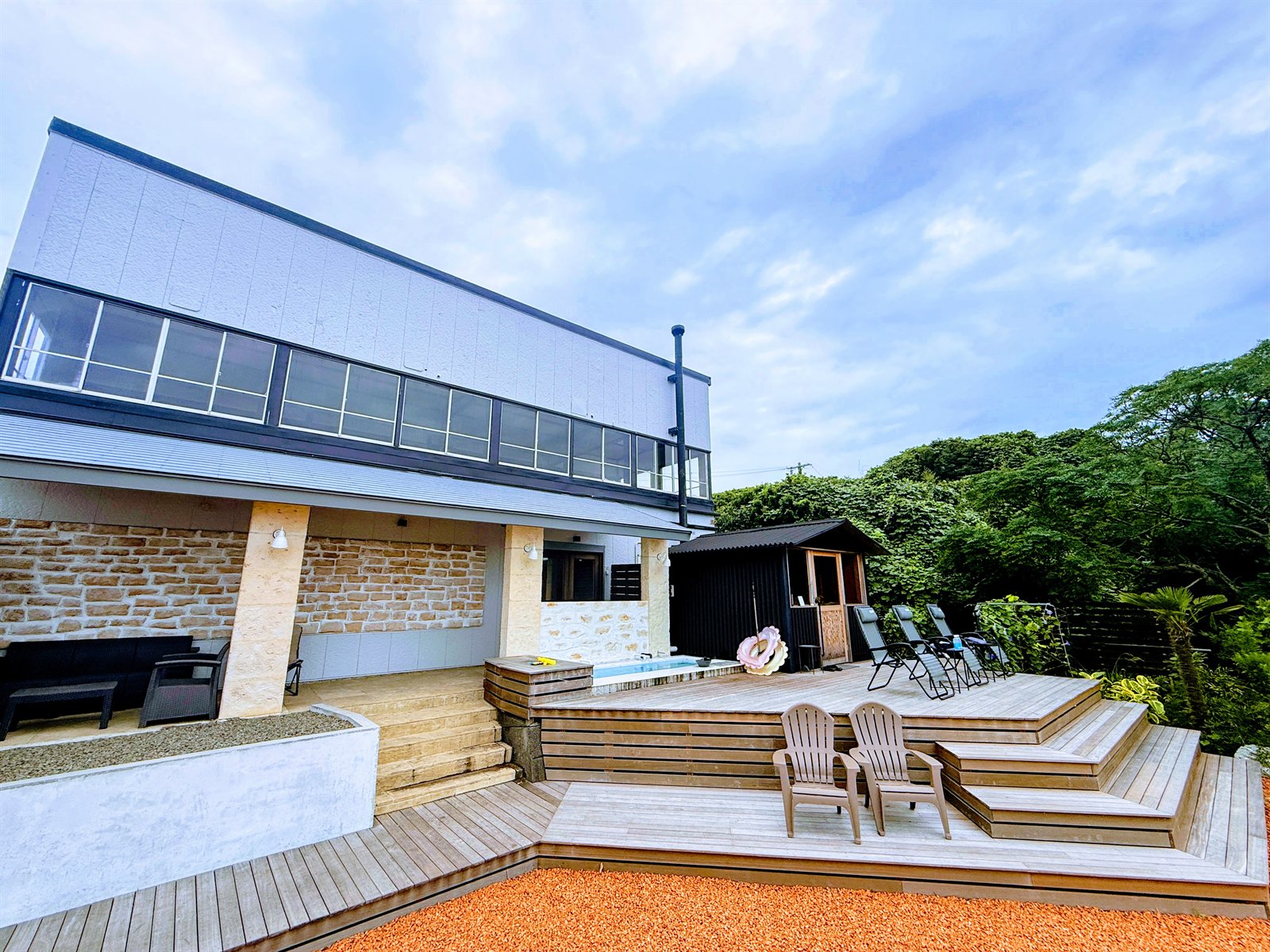 PEACEのウッドデッキと海を望む全景