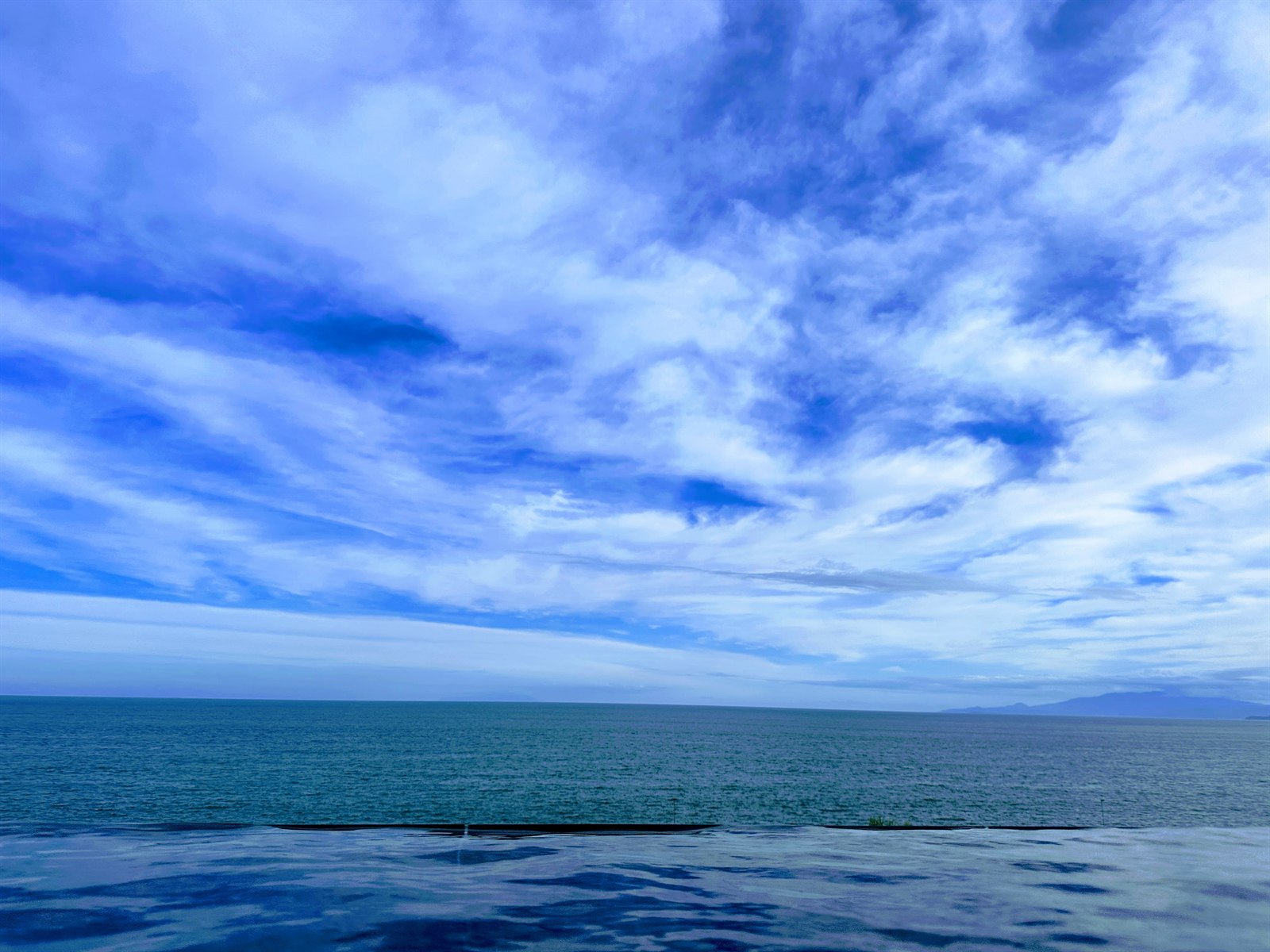 THERMAL SPA S.WAVEのインフィニティプールと相模湾。水面と海の境目がなく一面に広がる景色