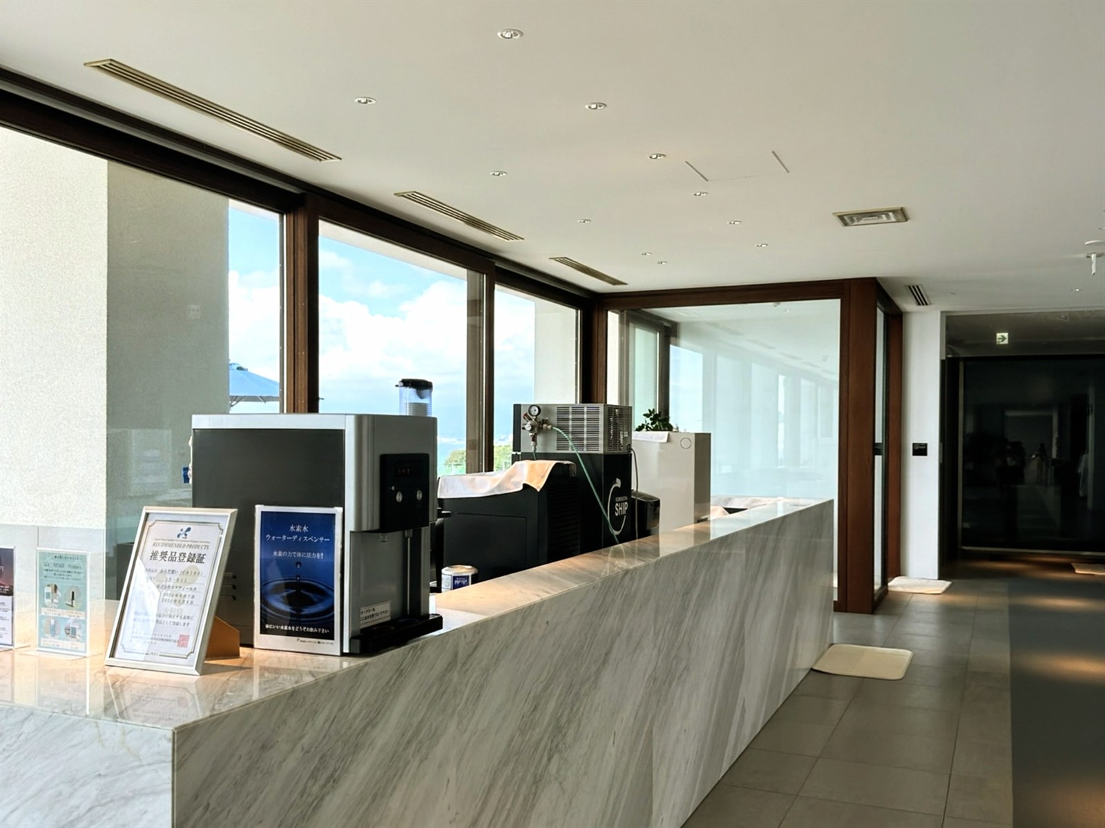 THERMAL SPA S.WAVEの給水コーナー。水素水ウォーターディスペンサーと海の見える窓