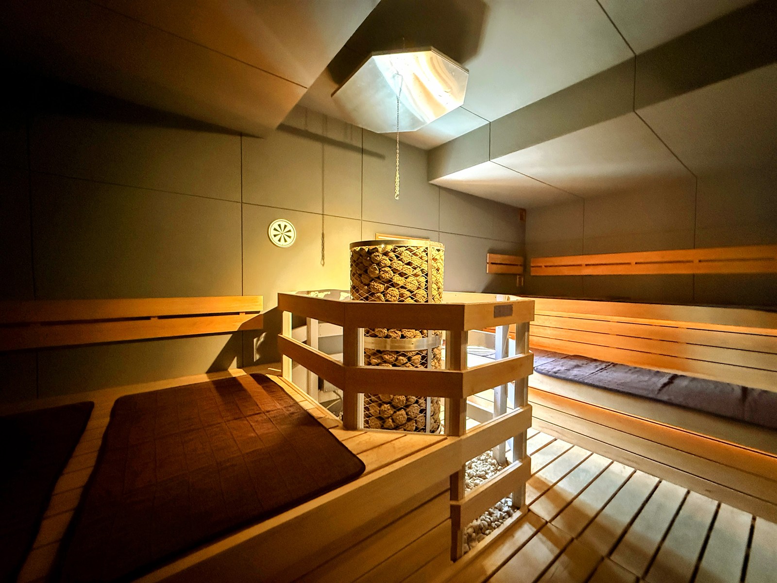 HARTA SAUNA 蔵2階のサウナ室とMETOS iki電気ストーブ