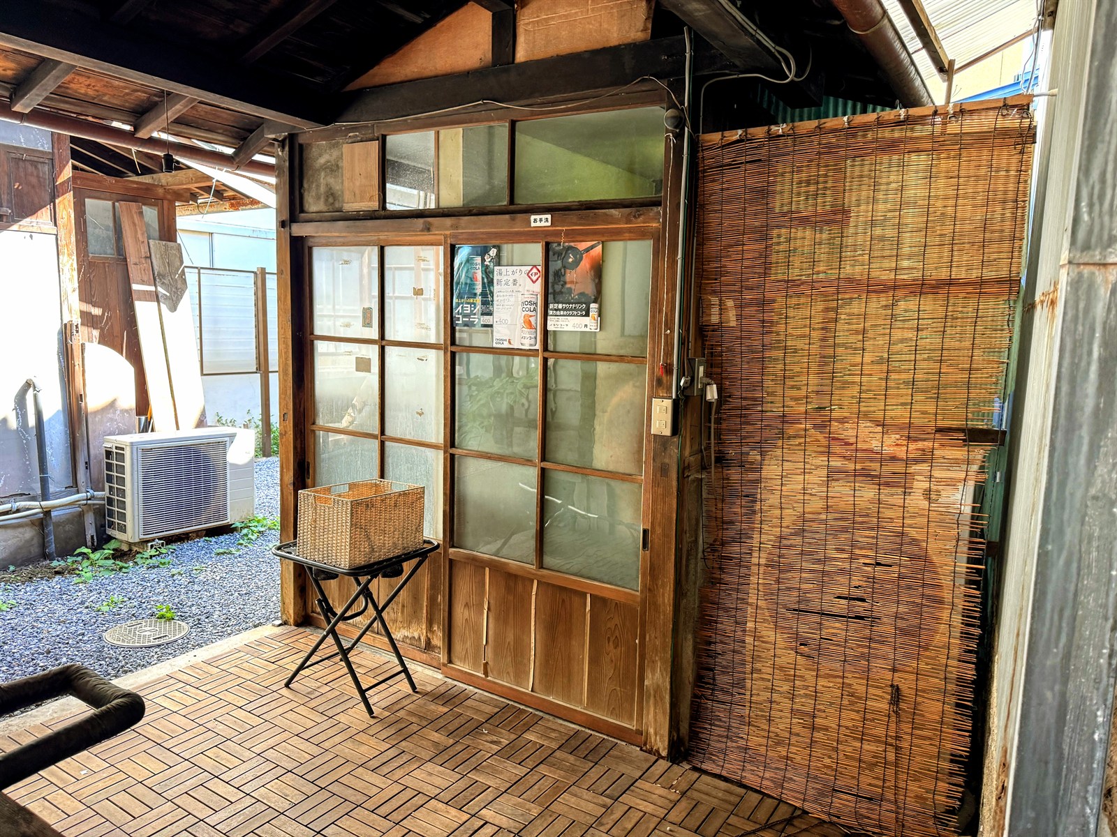 HARTA SAUNA 蔵の縁側と中庭の雰囲気