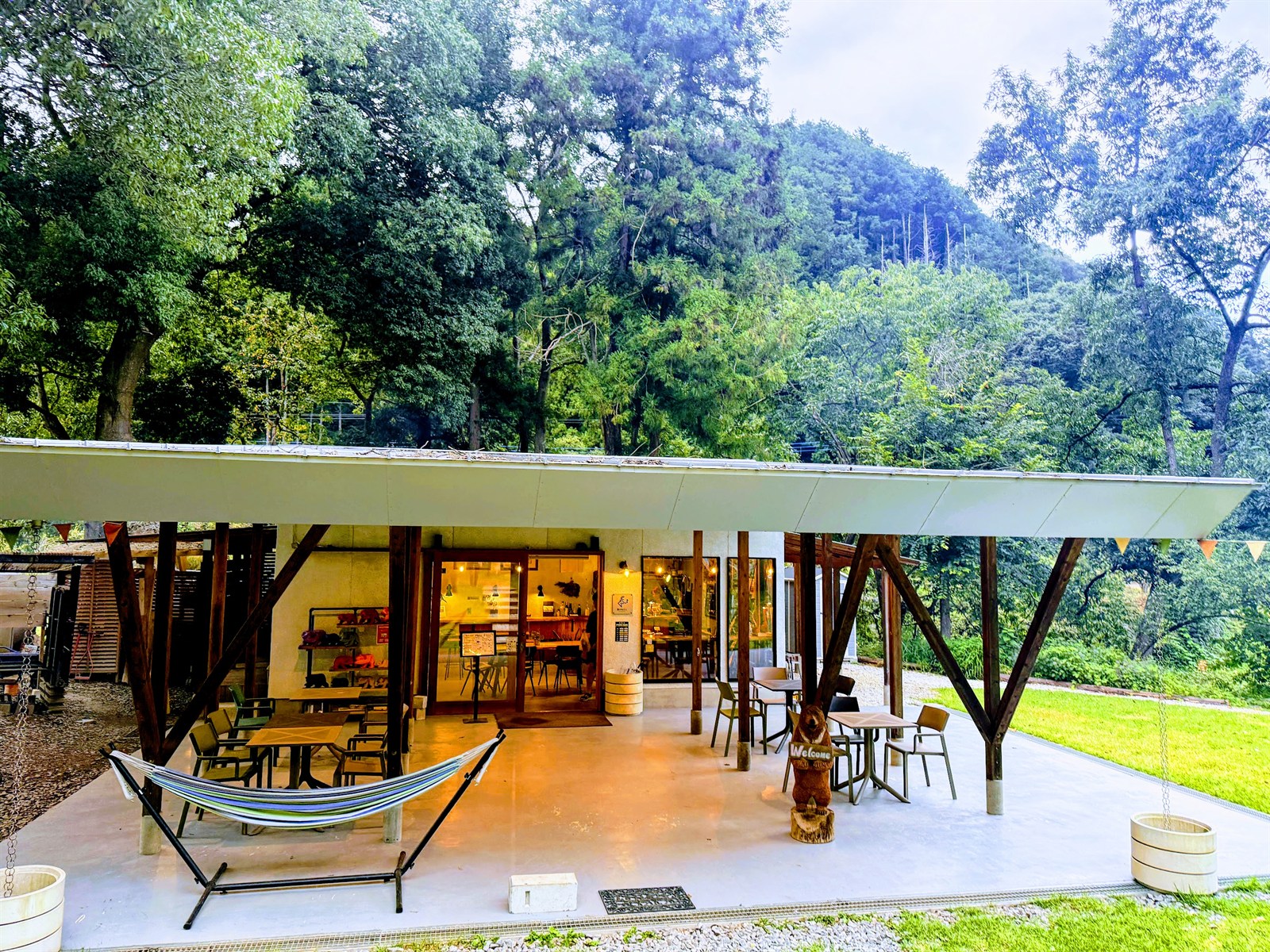 ぼくらのミナノベース カフェ鹿のねどこの建物